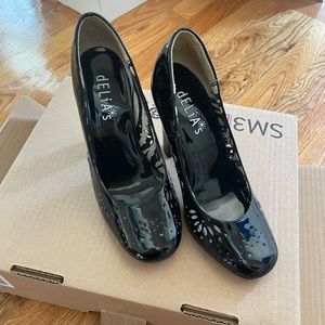 dELIA’s Black Petal Perforated Pump - NWOT